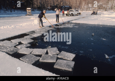 Taglio del ghiaccio sul lago Squam in New Hampshire Stati Uniti questo è stato il sito del film su Golden Pond Foto Stock