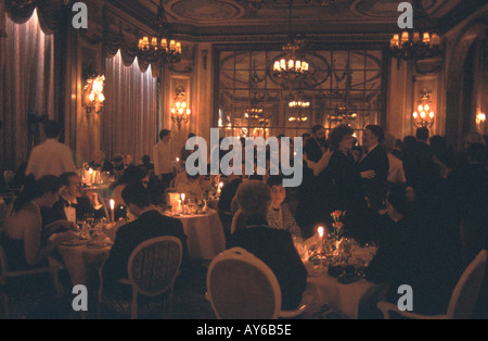 Festa di Capodanno al Ritz Hotel London England 1986 1980s HOMER SYKES Foto Stock