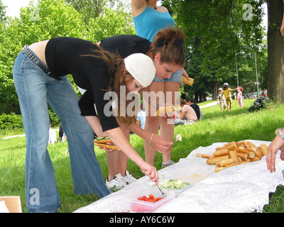 Un gruppo di studentesse godendo picnic nel parco di Bois de Boulogne Parigi Francia Foto Stock