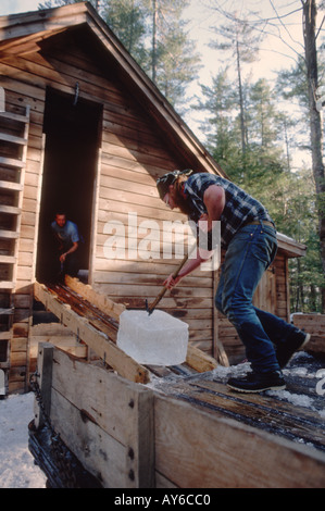 La memorizzazione di blocchi di ghiaccio tagliata sul lago Squam New Hampshire USA Foto Stock