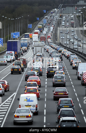 Code di traffico sull'autostrada M6,vicino allo svincolo 11,CANNOCK, STAFFORDSHIRE,l'INGHILTERRA,UK. Foto Stock