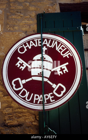 Segno pubblicità Chateauneuf du Pape vino nel villaggio dello stesso nome, Francia Foto Stock