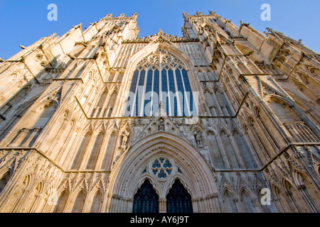 Guardare in su verso l'esterno fronte occidentale di York Minster in York North Yorkshire, Inghilterra Foto Stock