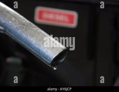 Le gocce di benzina dalla estremità di un ugello della pompa in corrispondenza di una stazione di servizio Esso di benzina stazione di servizio in Essex Foto Stock