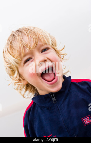 Ragazzo biondo sulla spiaggia misty, Lielupe, Lettonia Foto Stock