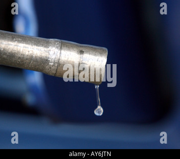 Le gocce di benzina dalla estremità di un ugello della pompa in corrispondenza di una stazione di servizio Esso di benzina stazione di servizio in Essex Foto Stock