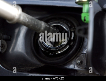 Le gocce di benzina dalla estremità di un ugello della pompa in corrispondenza di una stazione di servizio Esso di benzina stazione di servizio in Essex Foto Stock