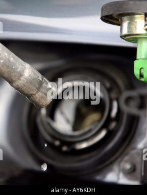 Le gocce di benzina dalla estremità di un ugello della pompa in corrispondenza di una stazione di servizio Esso di benzina stazione di servizio in Essex Foto Stock