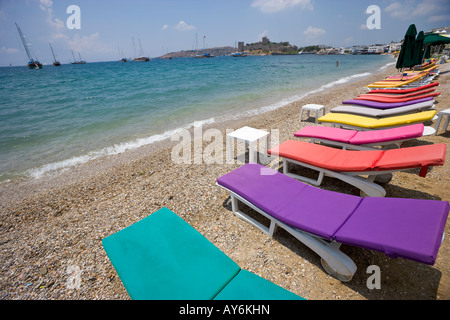 Colorate sedie da spiaggia in Bodrum Gokova Turchia Foto Stock