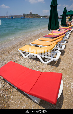 Colorate sedie da spiaggia in Bodrum Gokova Turchia Foto Stock