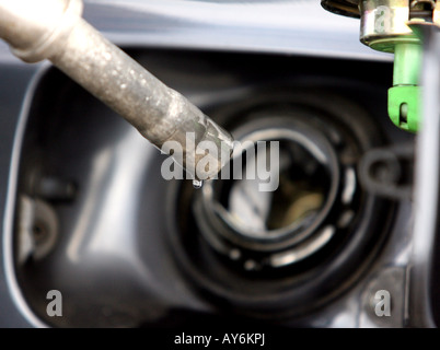 Le gocce di benzina dalla estremità di un ugello della pompa in corrispondenza di una stazione di servizio Esso di benzina stazione di servizio in Essex Foto Stock