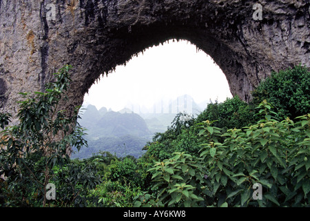 Luna hill e il paesaggio carsico nei pressi del villaggio di Yangshou nella provincia di Guangxi Cina Foto Stock