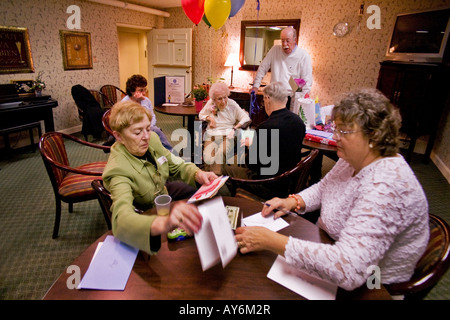 Una relativa legge cartoline di compleanno al centenario dopo il suo centesimo compleanno in una casa per anziani a Stoneham ma con gli amici Foto Stock