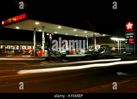 Una benzina Texaco alla stazione di servizio di notte n in Hornchurch Essex Foto Stock