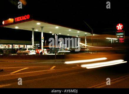 Una benzina Texaco alla stazione di servizio di notte n in Hornchurch Essex Foto Stock