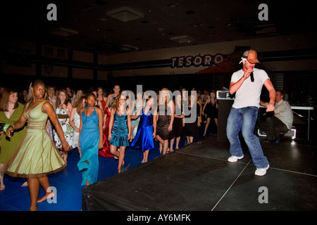 Le ragazze adolescenti ottenere una lezione di ballo da una cantante in una danza con il papà in caso a Rancho Santa Margarita CA di alta scuola Foto Stock