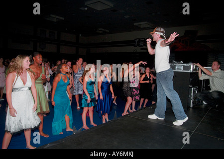 Le ragazze adolescenti ottenere una lezione di ballo da una cantante in una danza con il papà in caso a Rancho Santa Margarita CA di alta scuola Foto Stock