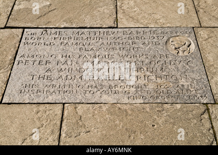 Una lapide con Sir James Matthew Barrie incisi in lastra di pietra scolpita da Bruce Walker a Kirriemuir Regno Unito Foto Stock