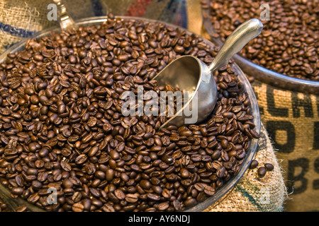 Organici di commercio equo e solidale caffè torrefatto in grani per la vendita Whole Foods store Foto Stock