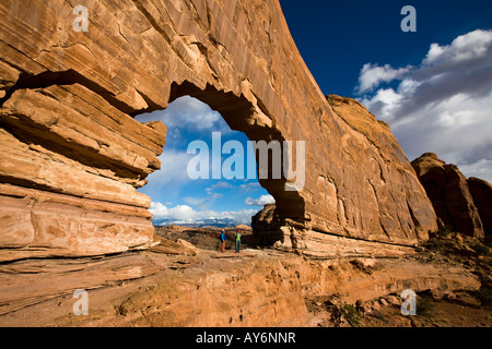 Due escursionisti sostare al di sotto di una Jeep Arch vicino a Moab Utah Foto Stock