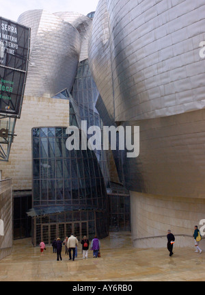 Vista caratteristica del Museo Guggenheim Bilbao Bilbo Pais Vasco Paesi baschi Spagna España Iberia Europa Foto Stock