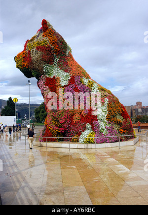 Vista caratteristica di Jeff Koons' Cucciolo floreale al di fuori del Museo Guggenheim Bilbao Bilbo Paesi baschi Spagna España Europa Foto Stock