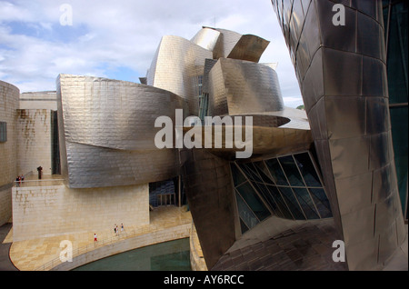 Vista caratteristica del Museo Guggenheim Bilbao Bilbo Pais Vasco Paesi baschi Spagna España Iberia Europa Foto Stock