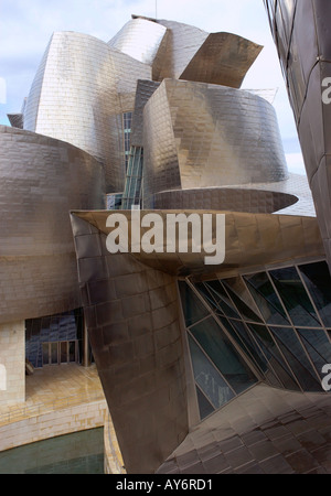 Vista caratteristica del Museo Guggenheim Bilbao Bilbo Pais Vasco Paesi baschi Spagna España Iberia Europa Foto Stock