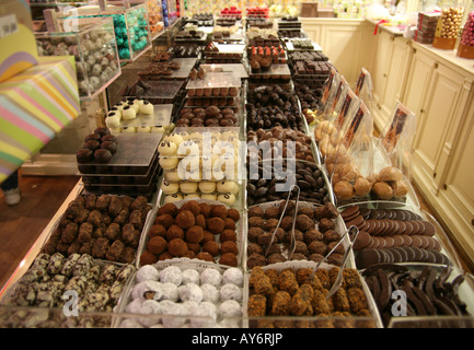 Cioccolato e biscotti in vendita a Bruxelles cioccolataio Foto Stock