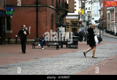 Lewes high street con le persone e di un uomo che guarda la donna Foto Stock