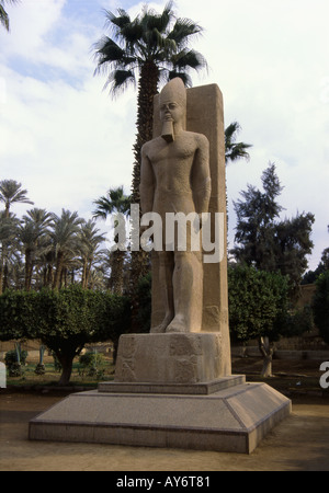 Statua di Ramses II Memphis Cairo Repubblica Araba di Egitto Egyptian Nord Africa Medio Oriente Foto Stock