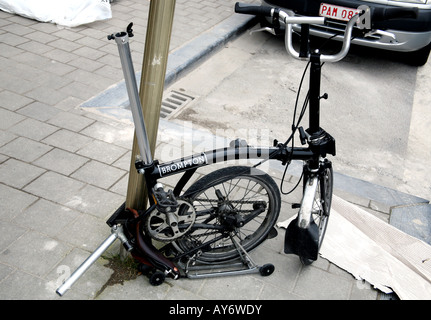 Bicicletta pieghevole bloccato in strada Foto Stock