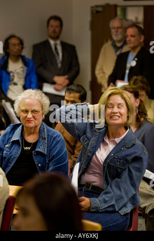 Una donna reagisce negativamente a un altoparlante istruzione alla California riunione politica nota gamma di espressioni del pubblico Foto Stock