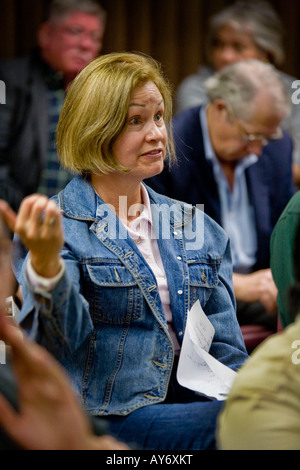 Una donna reagisce negativamente a un altoparlante istruzione alla California riunione politica nota le espressioni del pubblico Foto Stock