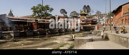 Il Nepal Kathmandu tempio di Pashupatinath cremazione ghats accanto al fiume Bagmati panoramic Foto Stock