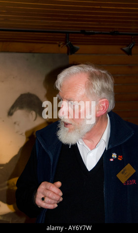 Tour guida di Frank Ibbetson nel malto granaio di Edradour Distillery, Pitlochry, Scozia Foto Stock