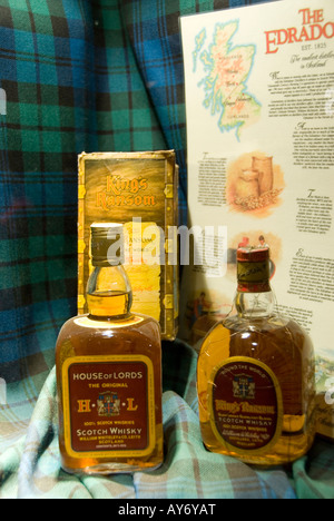 Display di whisky a Edradour Distillery, Pitlochry, Scozia Foto Stock