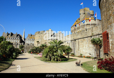 Vista caratteristica di Saint Malo intra muros Sant Maloù Breton Brittany canale inglese La Manche a nord ovest della Francia Europa Foto Stock