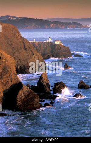 Faro di Point Bonita lungo l'Oceano Pacifico e la costa della California Foto Stock