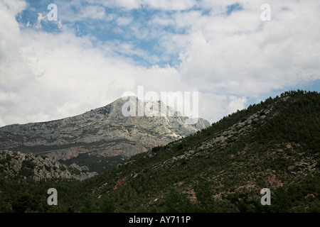 Montagna di Sainte-Victoire nel sud della Francia Foto Stock