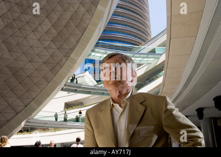 Jon Jerde capo della progettazione architettonica azienda Kanyon shopping mall Levent Istanbul Turchia Foto Stock