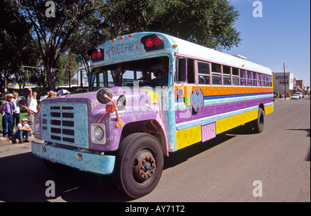 Un colorato Hippie scuola-bus prende parte alla parata a ZOZO Street Fair in Carrizozo, Nuovo Messico. Foto Stock