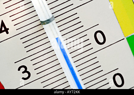 Termometro che mostra alta temperatura Foto Stock