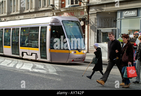 Tram LUAS con elegante in argento carrozzeria vengono azionati da Connex Transport in Dublino Irlanda Foto Stock