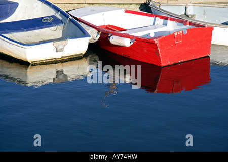 Dingies legato sul Quay, Lymington Foto Stock