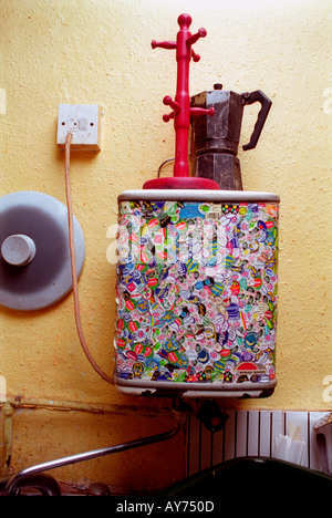 Decorate del riscaldatore di acqua in cucina a Sant Agnese posto squat. Foto Stock