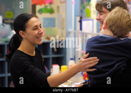 Accudimento bambini presso un centro di assistenza Foto Stock