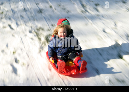 I bambini sulla neve Sled Foto Stock