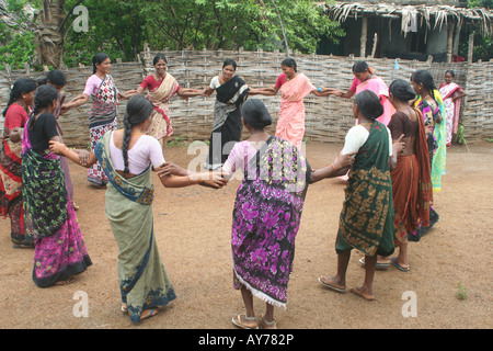 Koya donne tribali di eseguire Laya danza, Andhra Pradesh Foto Stock