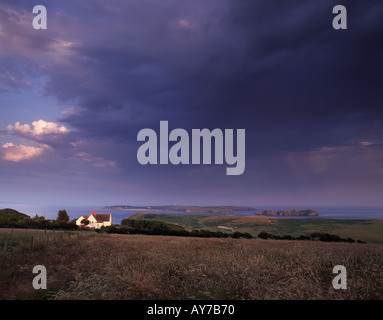 Un ampio panorama di Caldey monastica isola nei pressi di Tenby Galles del Sud Foto Stock